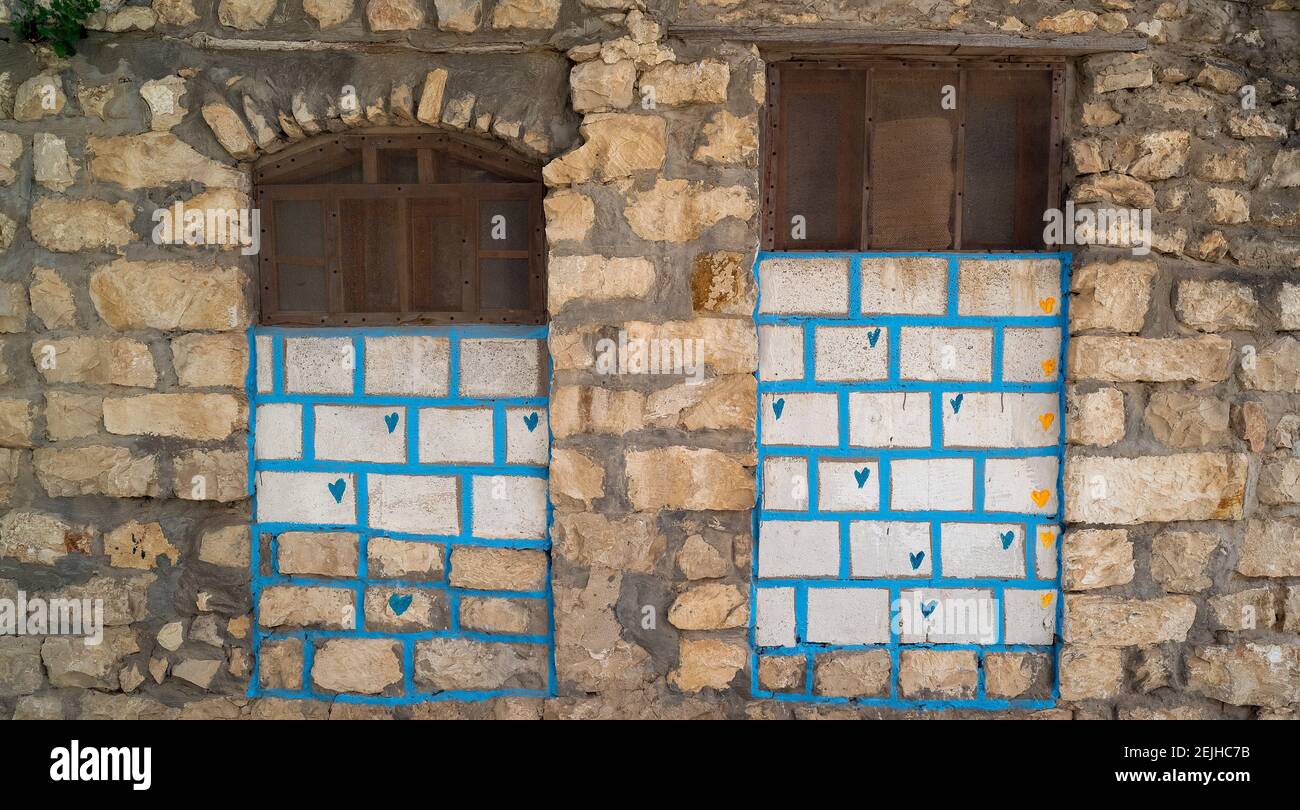 Forme cardiache dipinte su un muro, Safed (Zfat), Galilea, Israele Foto Stock