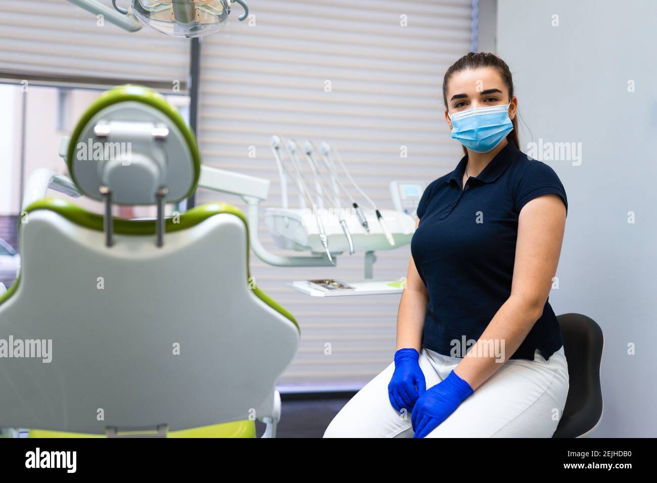 Ritratto di donna dentista che si siede in ufficio Foto Stock