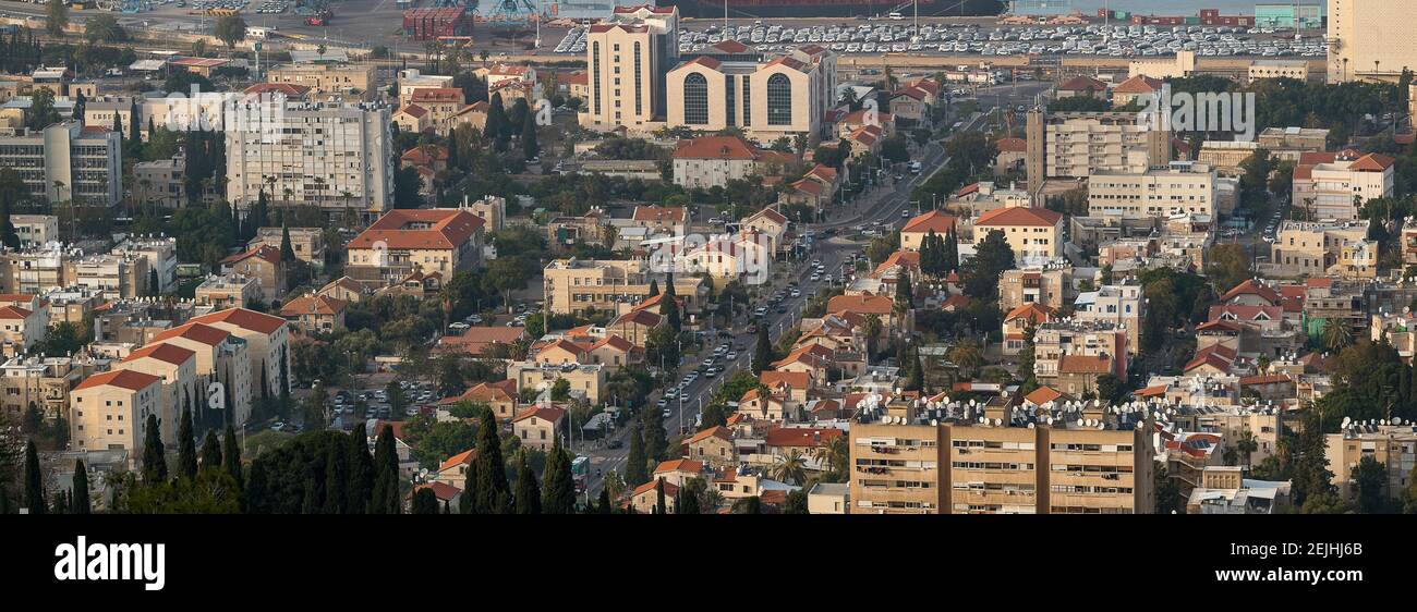 Vista elevata del paesaggio urbano, Viale ben Gurion, Colonia tedesca, Haifa, Israele Foto Stock