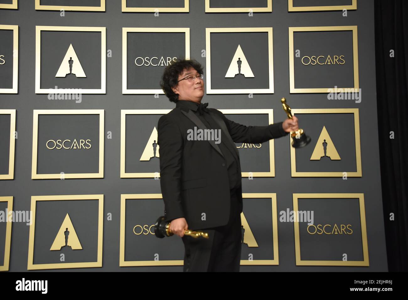 Il regista "parassita" Bong Joon-ho in posa nella sala stampa al 92esimo Premio annuale dell'Accademia tenutosi al Dolby Theatre di Hollywood, California, il 9 febbraio 2020. (Foto di Sthanlee B. Mirador/Sipa USA) Foto Stock