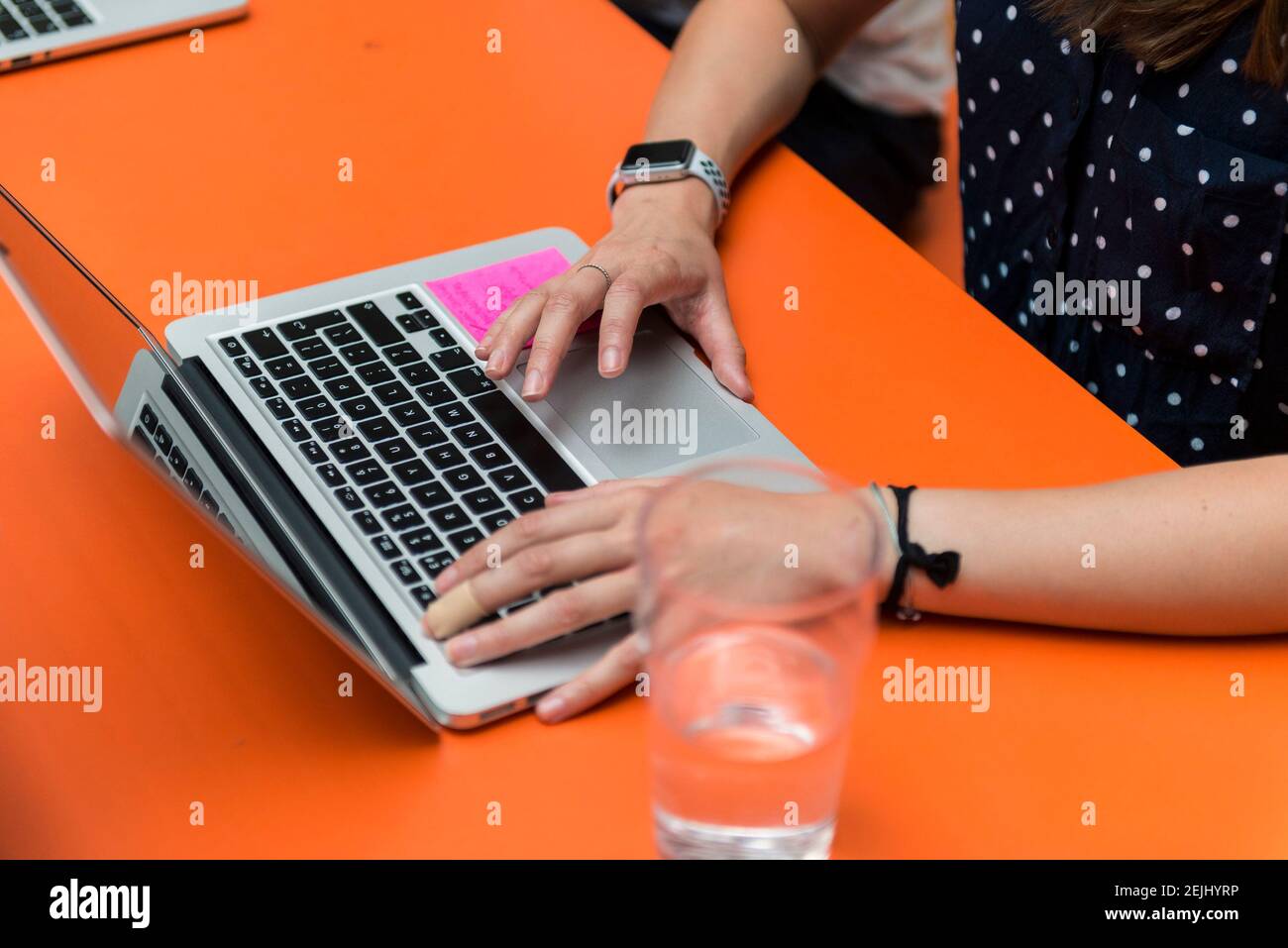 Una persona lavora e digita su un computer portatile Foto Stock