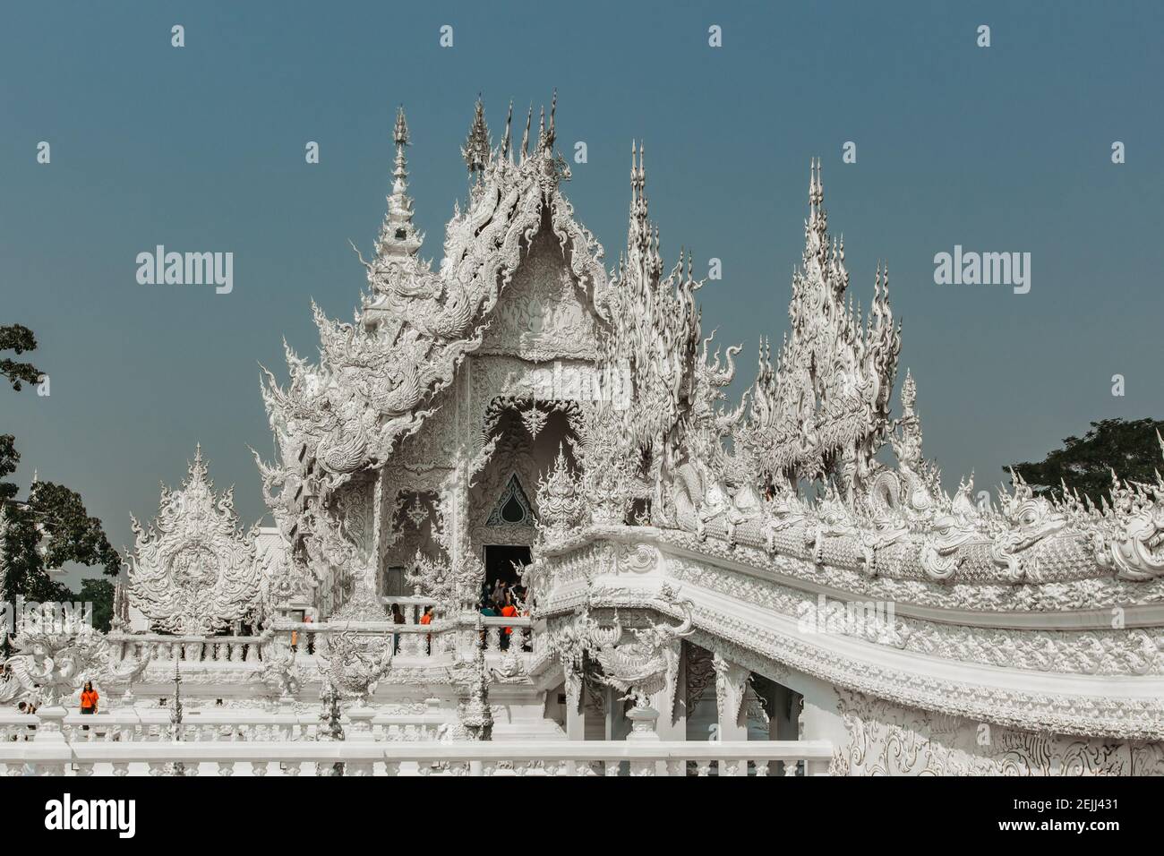 Chiang Rai, Thailandia - 16 febbraio 2020. Tempio bianco Wat Rong Khun nel nord Thailandia. Tempio buddista tailandese coperto con inserti di vetro. Turista asiatico Foto Stock
