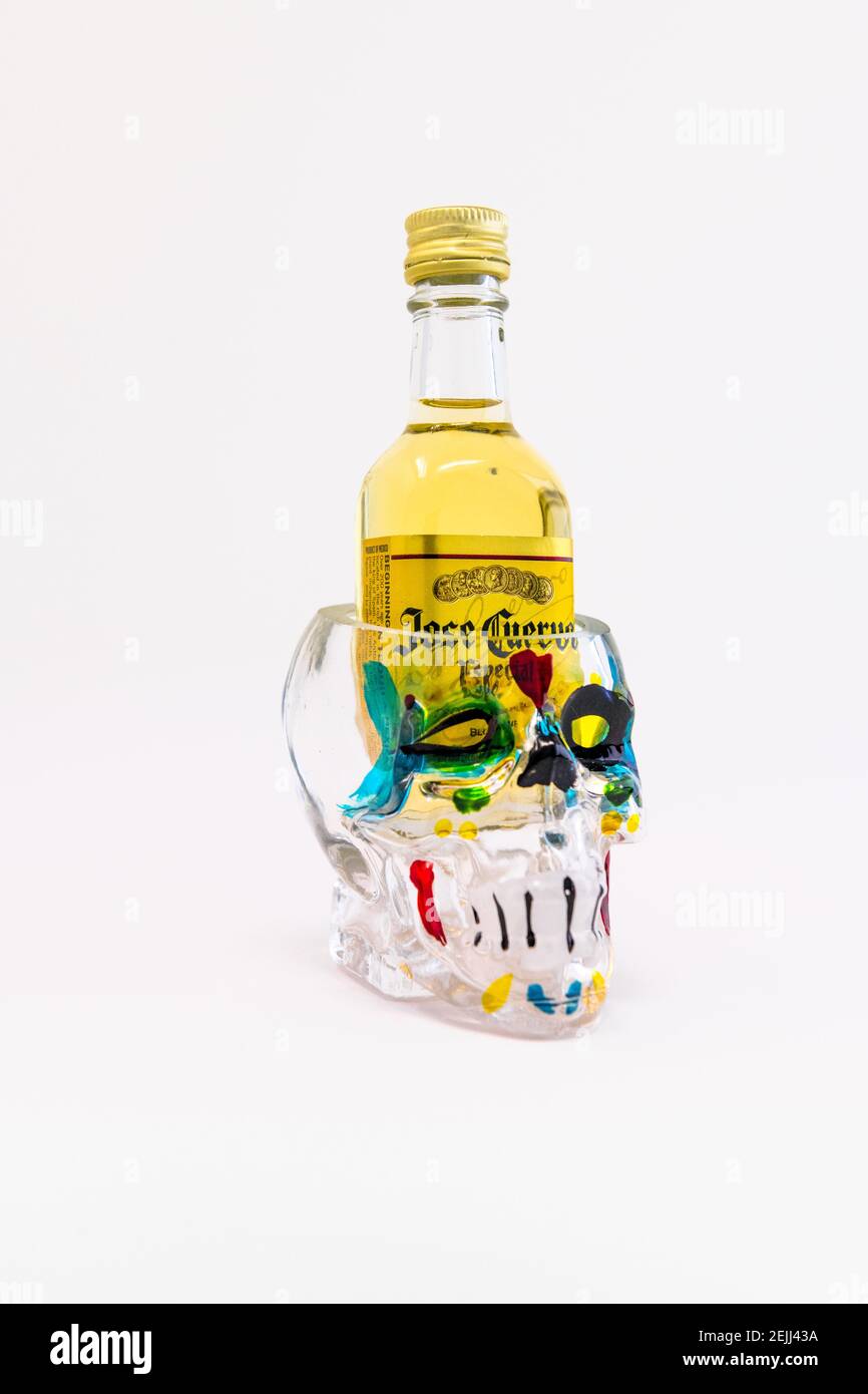Bottiglia da 5 cl di tequila Jose Cuervo con cranio umano trasparente. Foto Stock