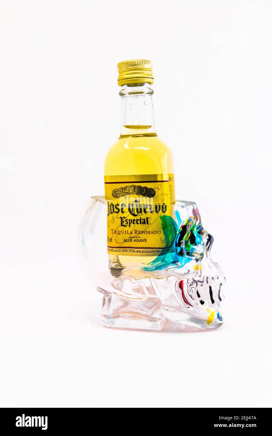 Bottiglia da 5 cl di tequila Jose Cuervo con cranio umano trasparente. Foto Stock