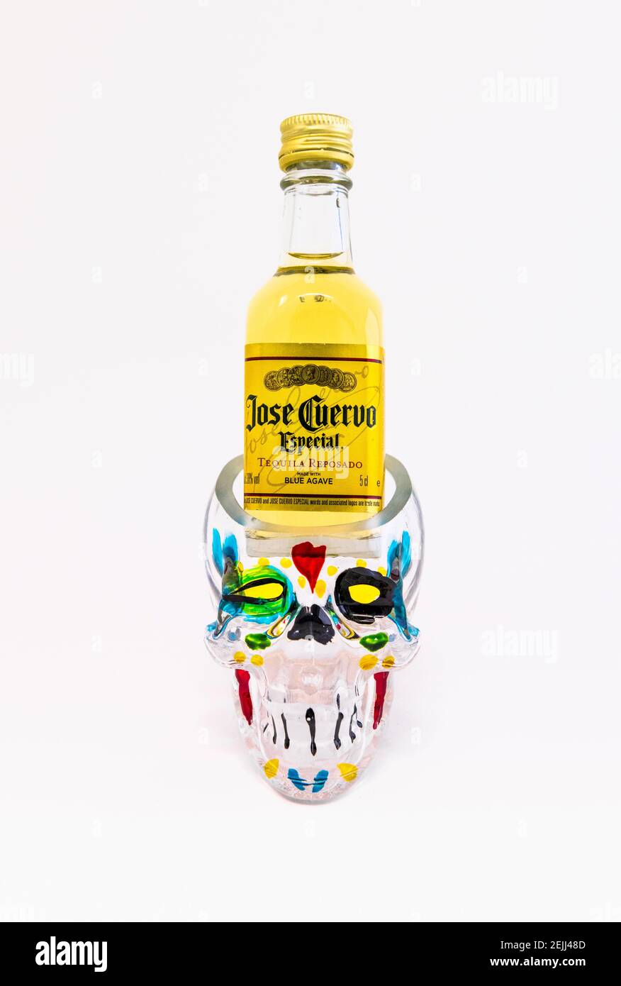 Bottiglia da 5 cl di tequila Jose Cuervo con cranio umano trasparente. Foto Stock