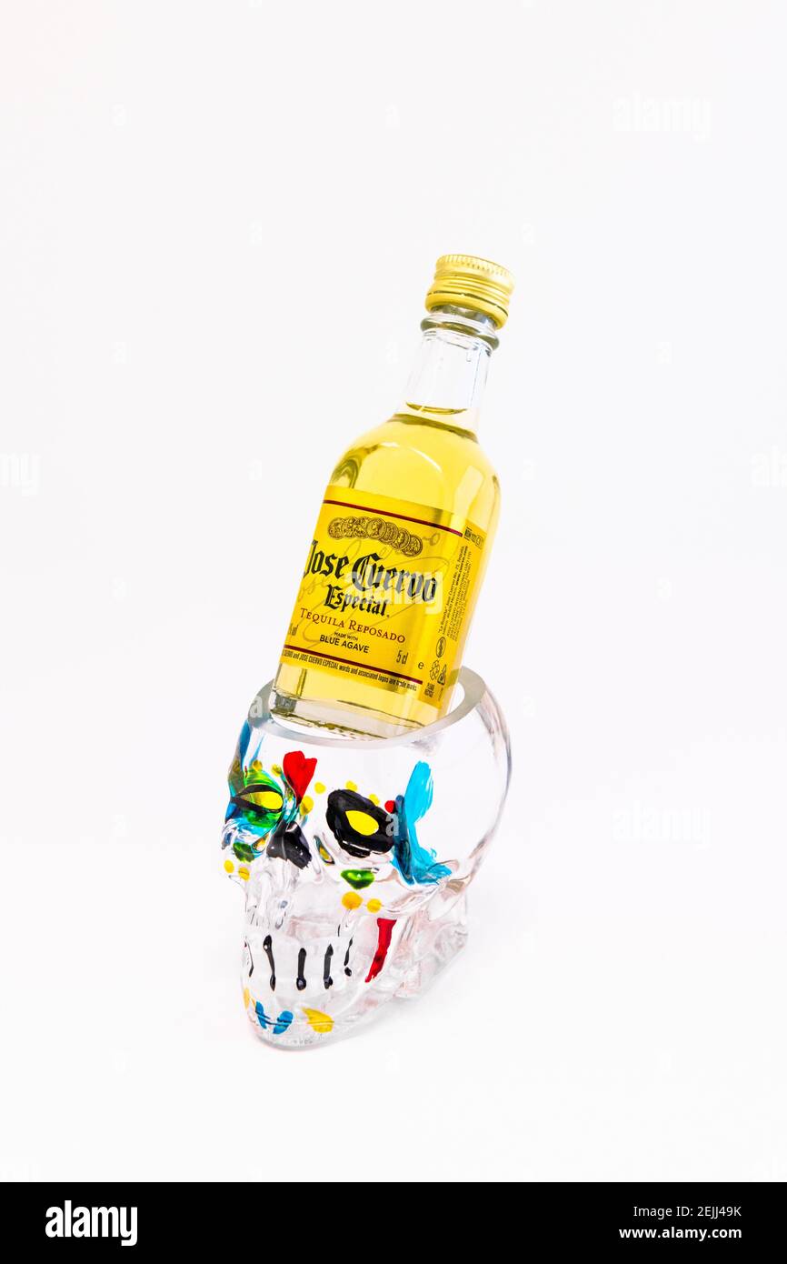 Bottiglia da 5 cl di tequila Jose Cuervo con cranio umano trasparente. Foto Stock