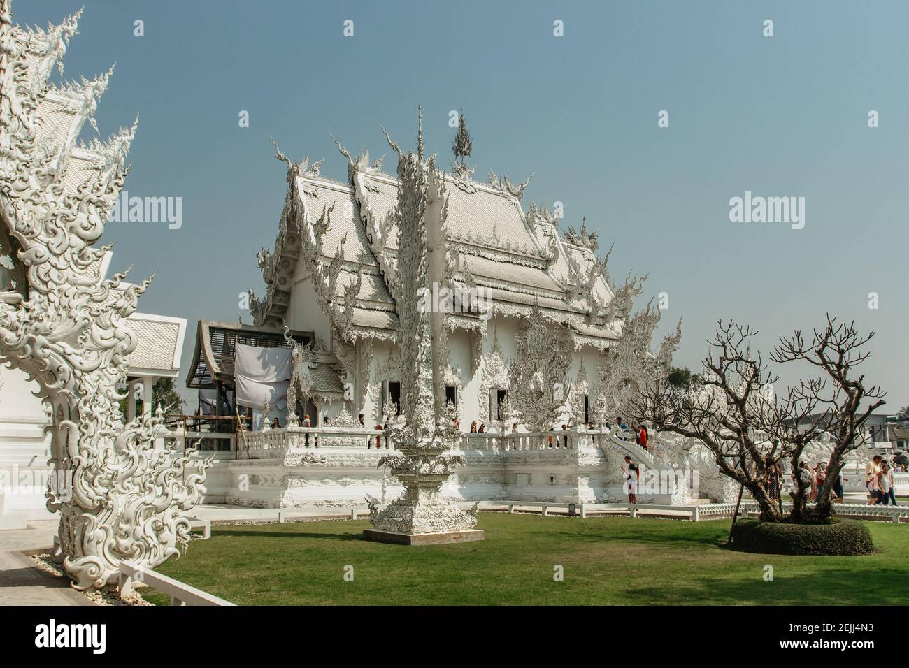 Chiang Rai, Thailandia - 16 febbraio 2020. Tempio bianco Wat Rong Khun nel nord Thailandia. Tempio buddista tailandese coperto con inserti di vetro. Turista asiatico Foto Stock