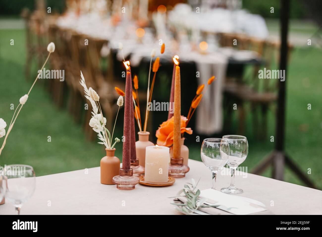 Boho matrimonio e decorazioni per elegante cerimonia all'aperto moderna estate da agenzia di eventi Foto Stock