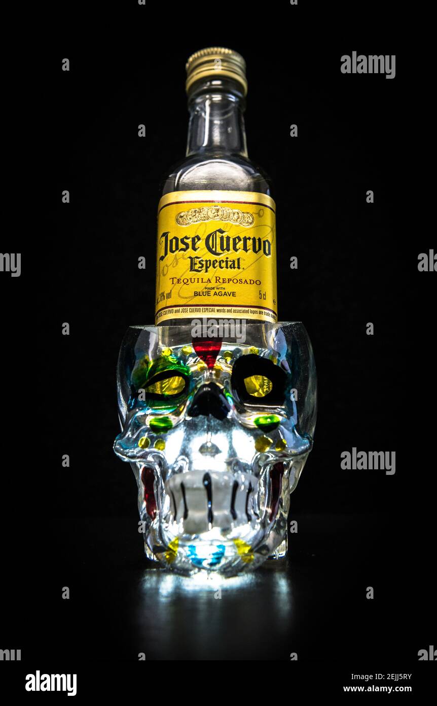 Bottiglia da 5 cl di tequila Jose Cuervo con cranio umano trasparente. Foto Stock