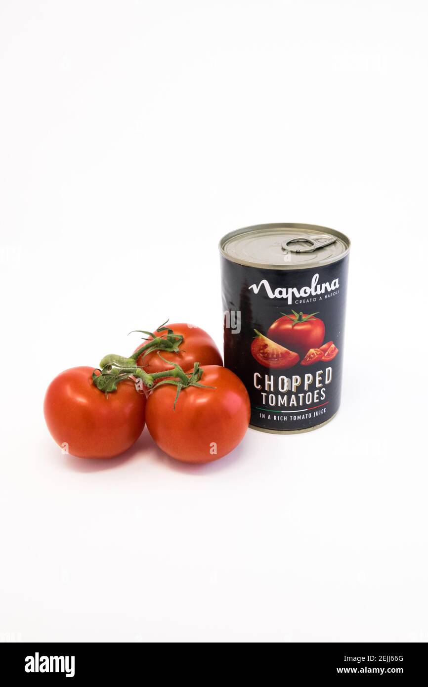 400 g di lattina di pomodori tritati di Napolina e pomodori freschi maturati di vite. Foto Stock