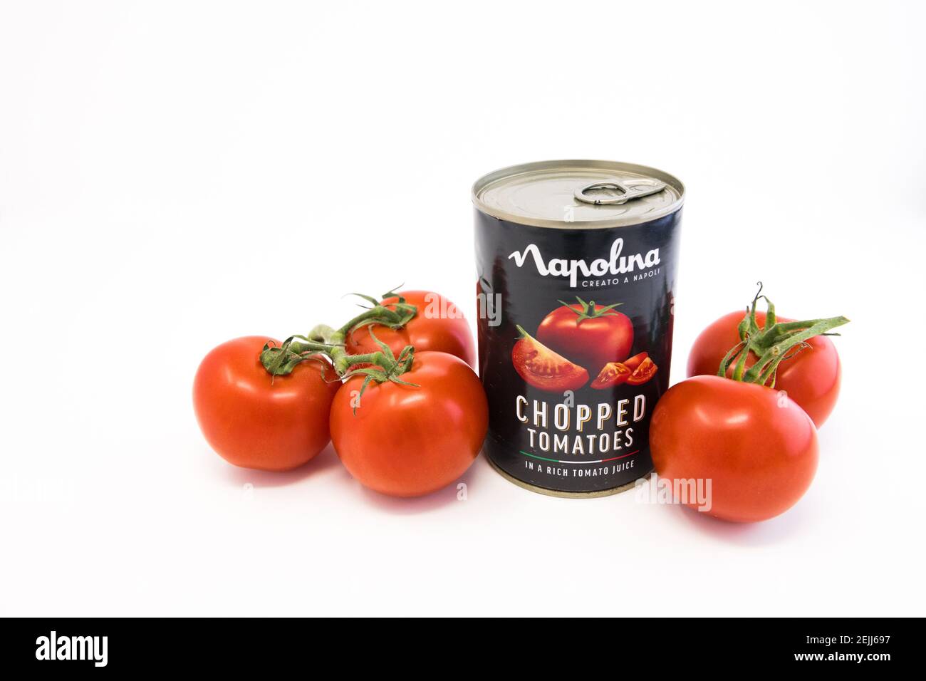400 g di lattina di pomodori tritati di Napolina e pomodori freschi maturati di vite. Foto Stock