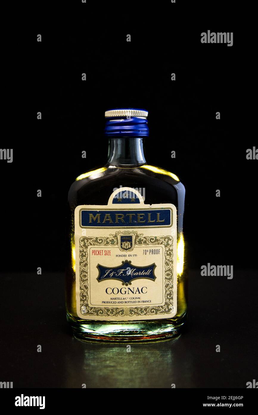 Bottiglia tascabile di Martell Cognac. Foto Stock