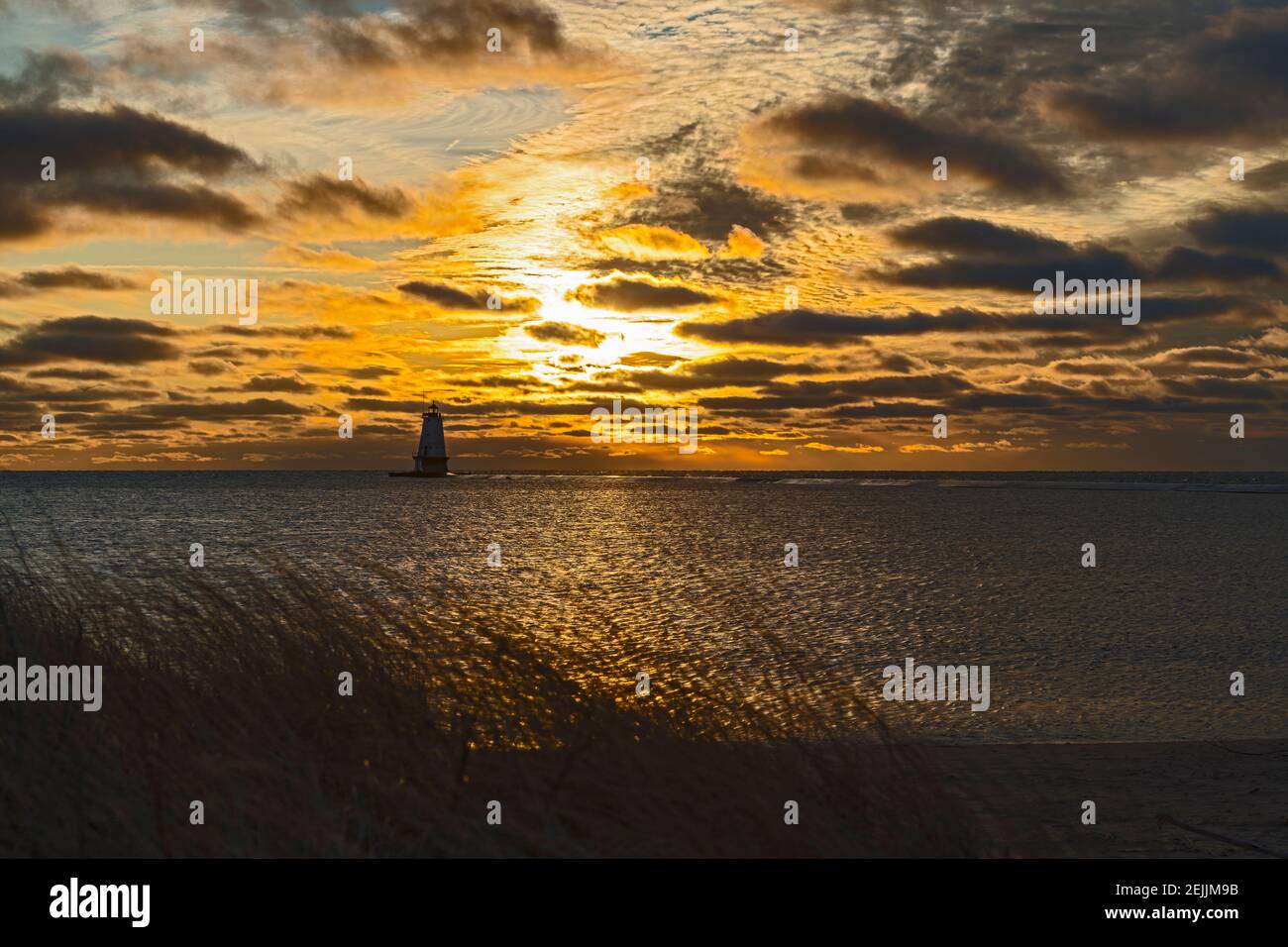 Splendido tramonto al North Breakwater Light allo Stearns Park di Ludington, Michigan, USA. Ludington's North Breakwater Light a Stearns Park -- Ra Foto Stock