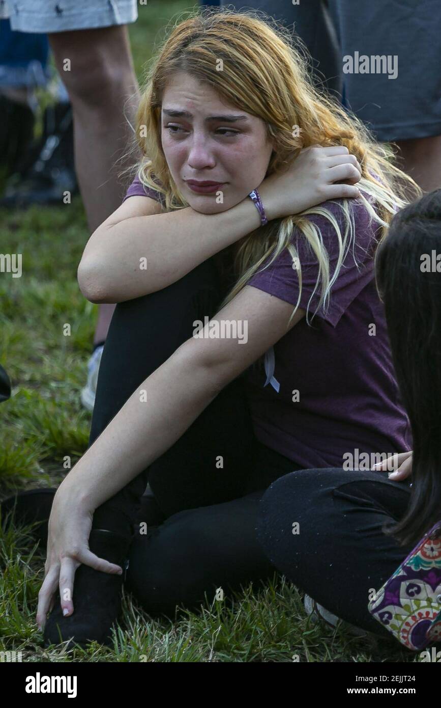 Nicolle Zaruches, 15 anni, partecipa a una cerimonia interreligiosa per ricordare le 17 vittime uccise alla Marjory Stoneman Douglas High School, che ha sparato venerdì 14 febbraio 2020 nel biennio di Parkland, Fla. (Matias J. Ocner/Miami Herald/TNS) Foto Stock