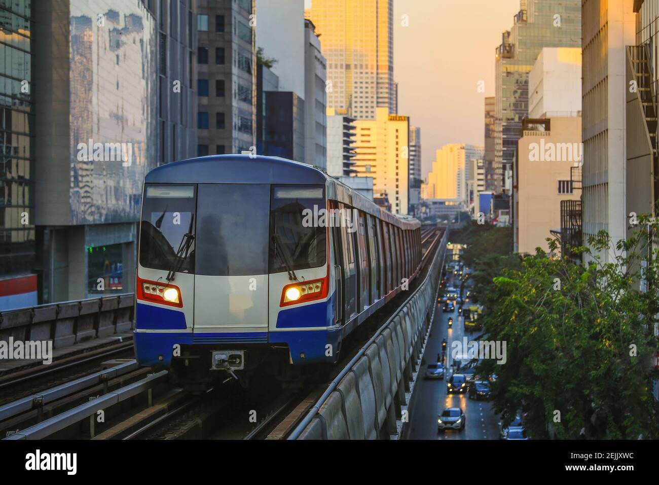 Lo Sky Train BTS è in funzione nel centro di Bangkok. Lo Sky train è la modalità di trasporto più veloce di Bangkok Foto Stock