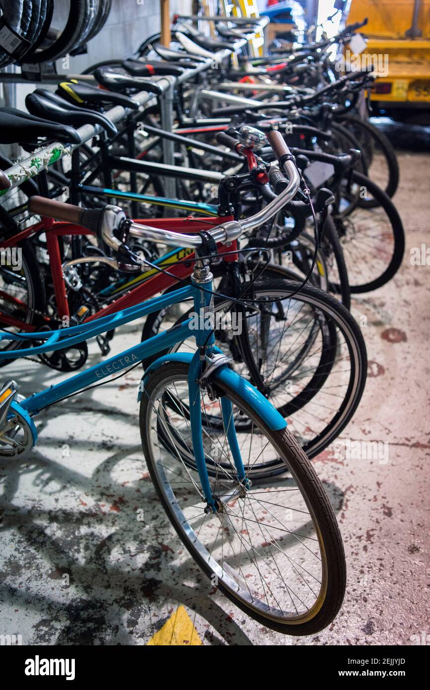 Telai per biciclette allineati e conservati in un magazzino Foto Stock