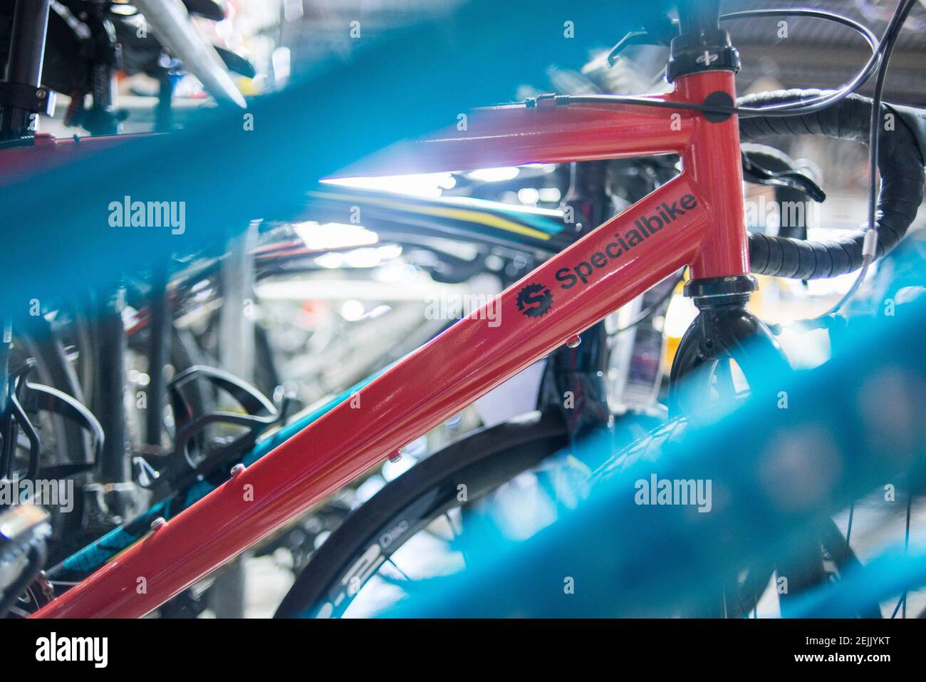 Telai per biciclette allineati e conservati in un magazzino Foto Stock