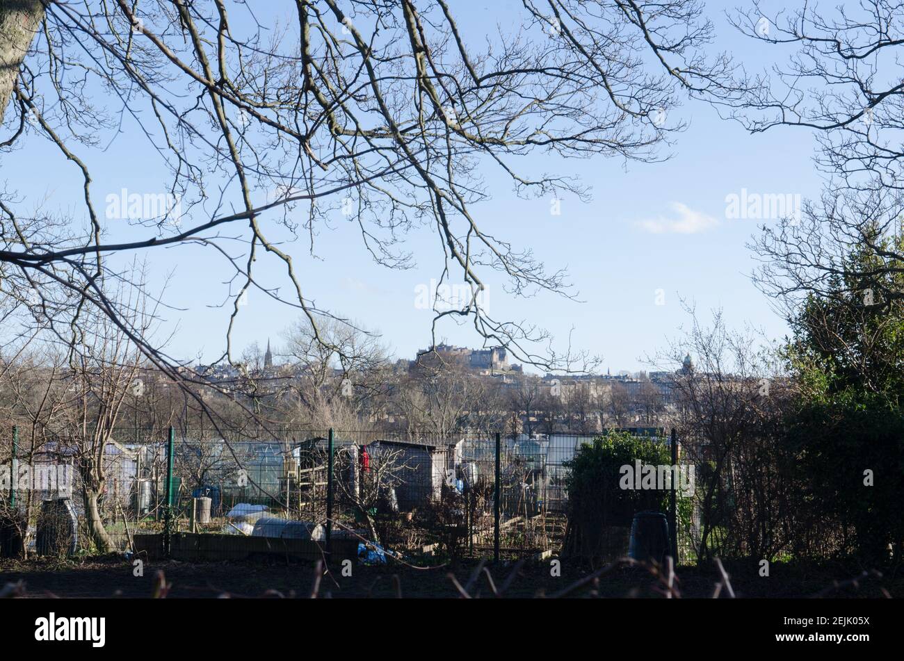 Giardino nel centro della città con vista sul Castello di Edimburgo e donna scavando Foto Stock