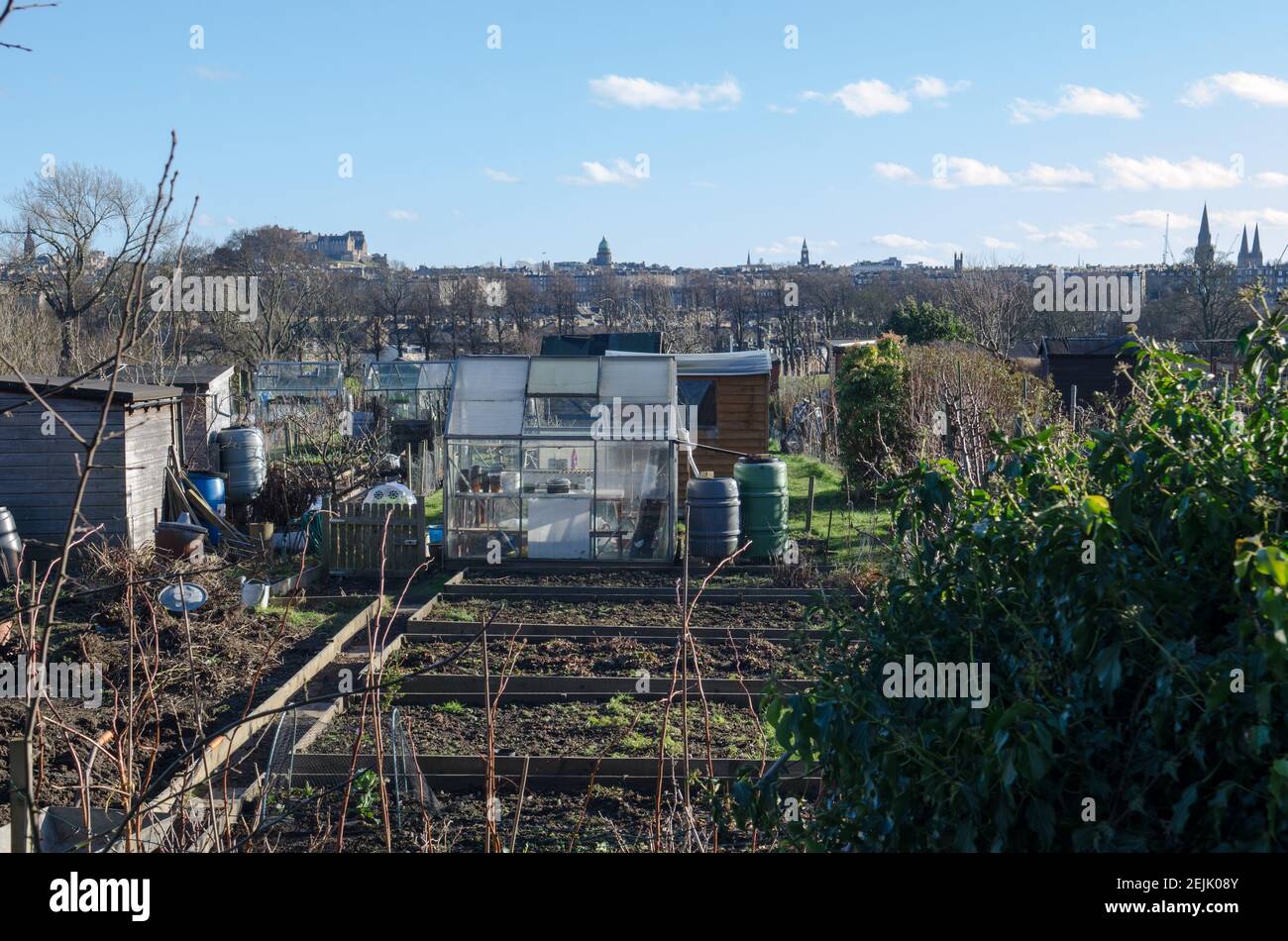 Giardino nel centro della città con vista sul Castello di Edimburgo e donna scavando Foto Stock