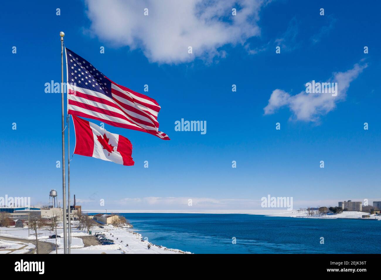 Port Huron, Michigan - le bandiere degli Stati Uniti e del Canada volano al Blue Water Bridge, che collega gli Stati Uniti e il Canada all'estremità meridionale Foto Stock