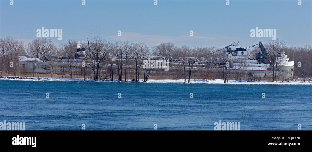 Sarnia, Ontario, Canada - il grande lago che si autoscarica masso galleggiante Robert S. Pierson, attraccato per l'inverno lungo il fiume St. Clair. Foto Stock
