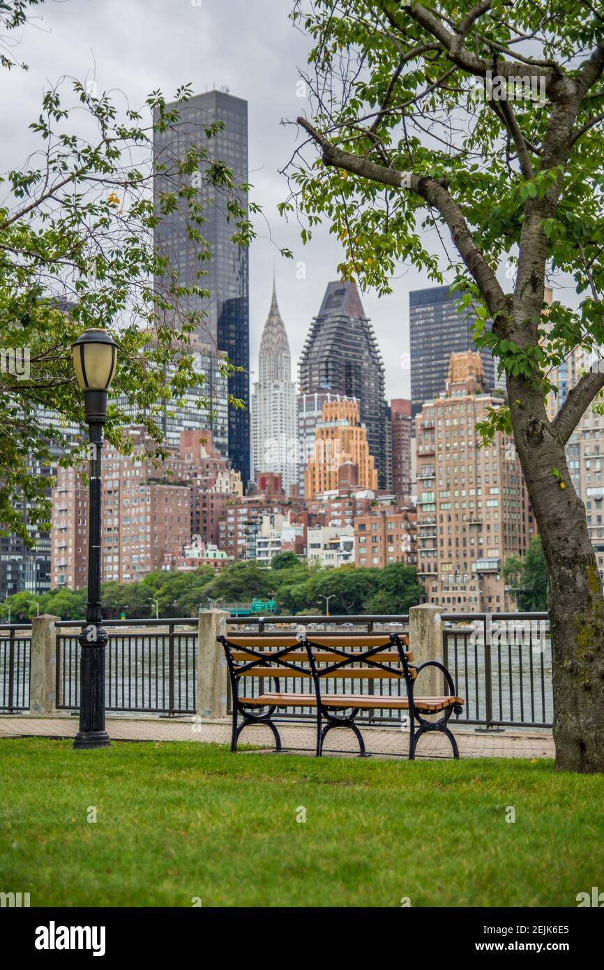 Edifici di Manhattan dall'Isola di Roosevelt a New York Foto Stock