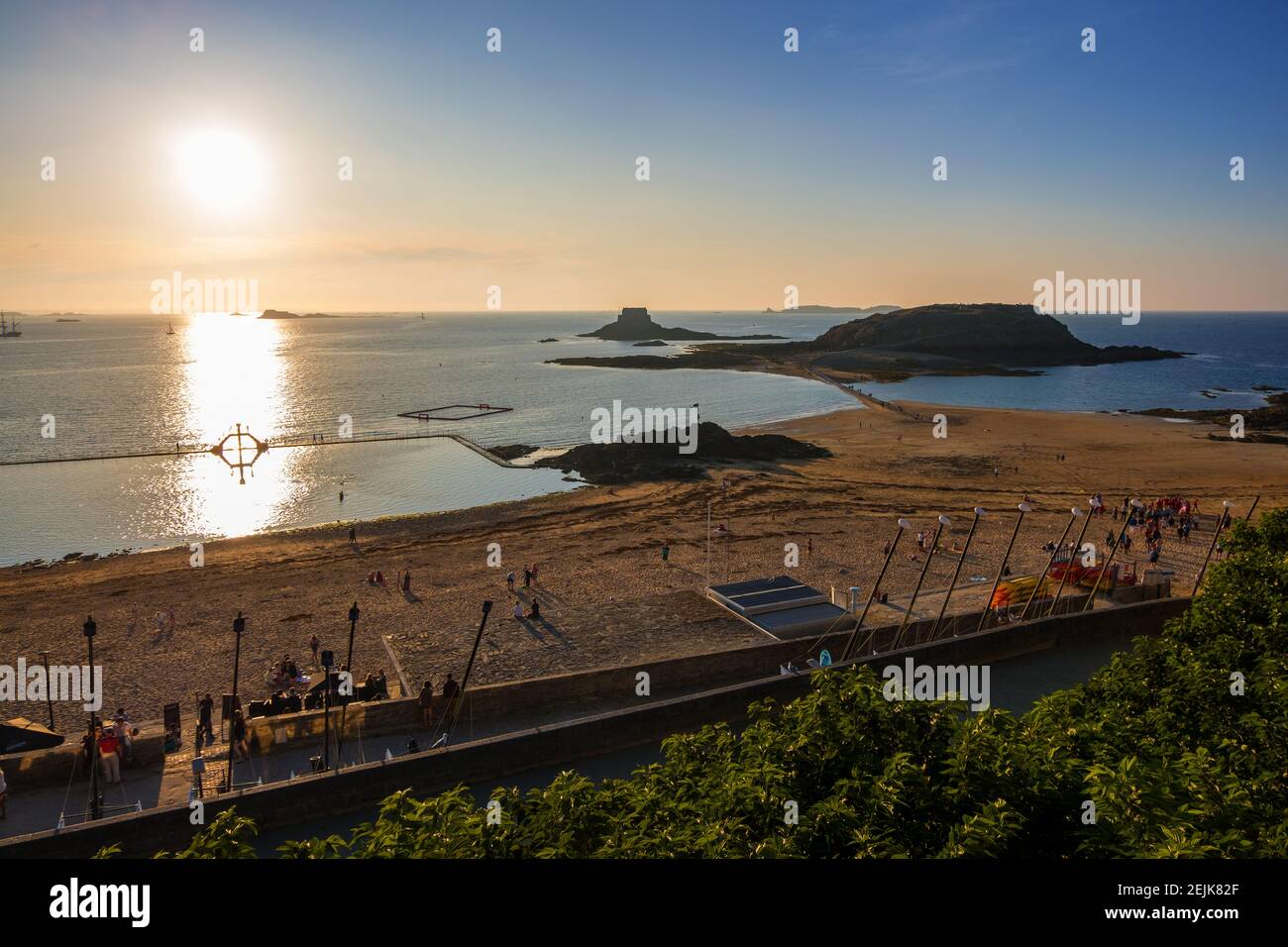 Saint-Malo, Francia - 25 agosto 2019: Vista del forte di Petit Be e e dell'isola di Grand Be e piscina marea della spiaggia di Bon Secours al tramonto. Saint-Malo, Bretagna Co Foto Stock