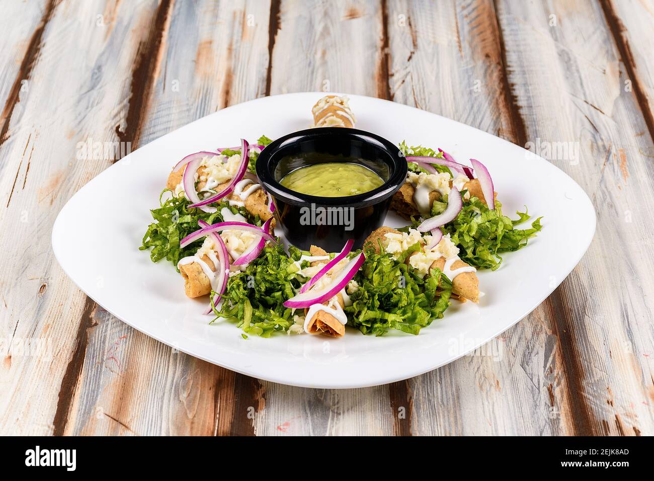 Tacos di granchio dorato bagnati in crema e formaggio con un salsa di cipolla e guacamole Foto Stock