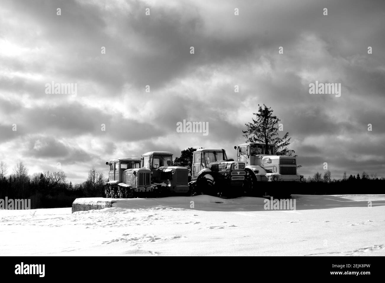 Vecchio trattore dal tempo sovietico parcheggiato in fattoria. Foto Stock