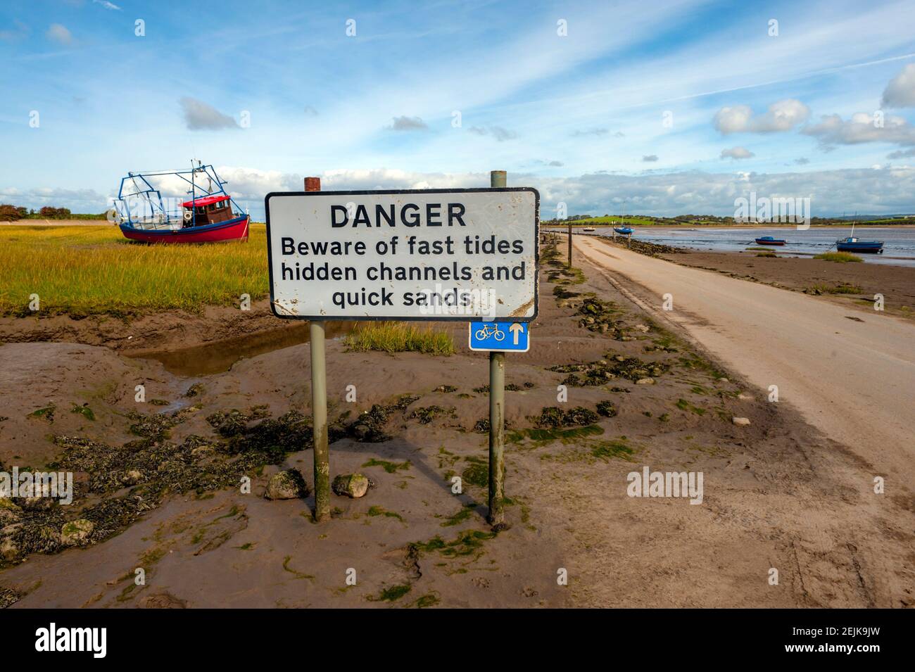 Oltrepassa un cartello sul bordo della strada che collega Sunderland Point e Morecambe, lungo le rive del fiume Lune Foto Stock