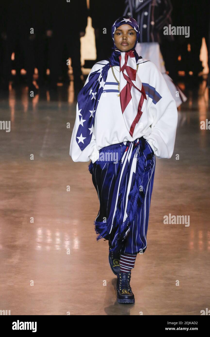 Model Halima Aden cammina sulla pista alla sfilata di moda Tommy Hilfiger  durante l'autunno / Inverno