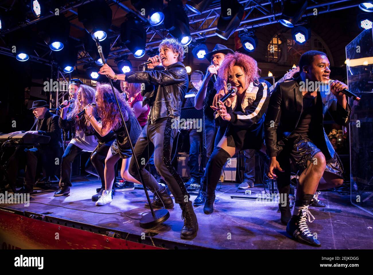 Cast di Jim Stenman's Bat out of Hell The Musical live sul palco per il lancio della prima mondiale fuori dal London Coliseum, St Martin's Lane, Londra. Data immagine: Giovedì 3 novembre 2016. Il credito fotografico dovrebbe essere: DavidJensen Foto Stock