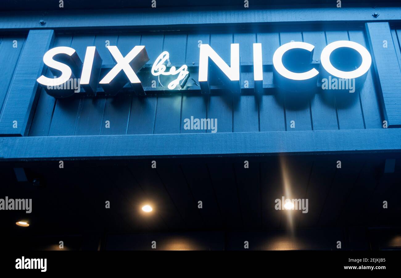 Firma sopra l'entrata a Six da Nico, un ristorante gourmet a Liverpool Foto Stock