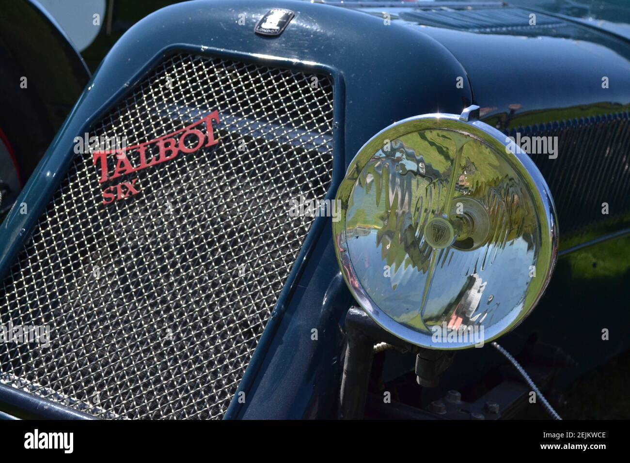 Auto Old Talbot a un'esposizione di automobile - un faro Su un'auto d'epoca - distintivo del nome dell'auto Talbot - Blu Car Bonnet - Yorkshire - UK Foto Stock