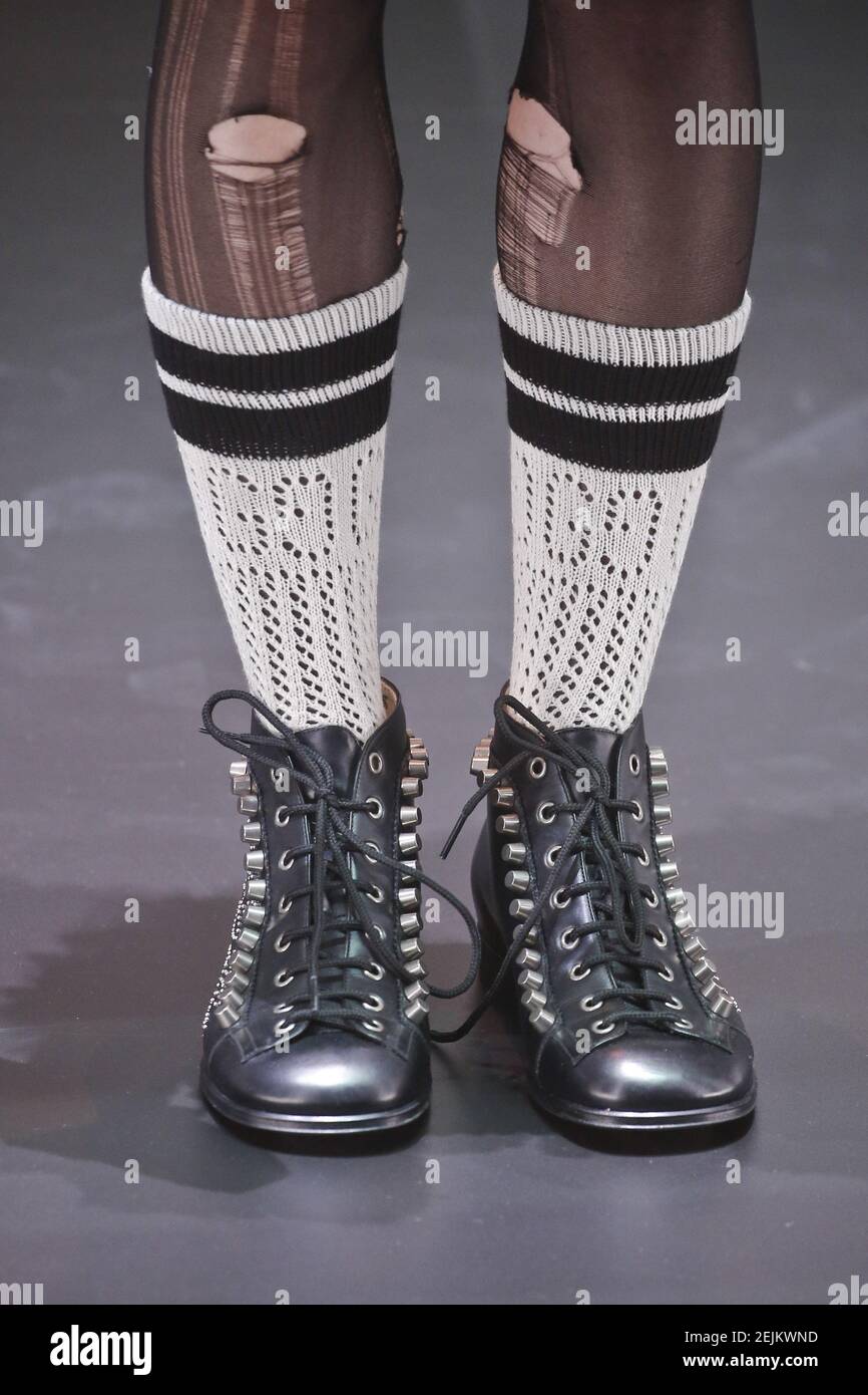 Dettagli, accessori, borse e scarpe sulla pista durante la sfilata Gucci in  autunno / Inverno 2020 / 2021 Milano Fashion Week a Milano il 19 febbraio  2020. (Foto di Jonas Gustavsson/Sipa USA Foto stock - Alamy