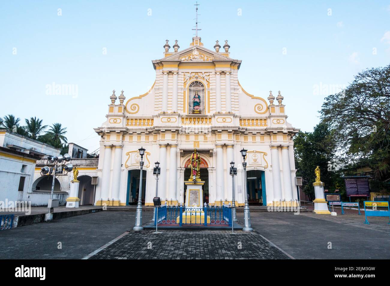 La Cattedrale dell'Immacolata Concezione, in stile portoghese, con colonne bianche e gialle e una statua d'oro, offre servizi bilingue. Foto Stock