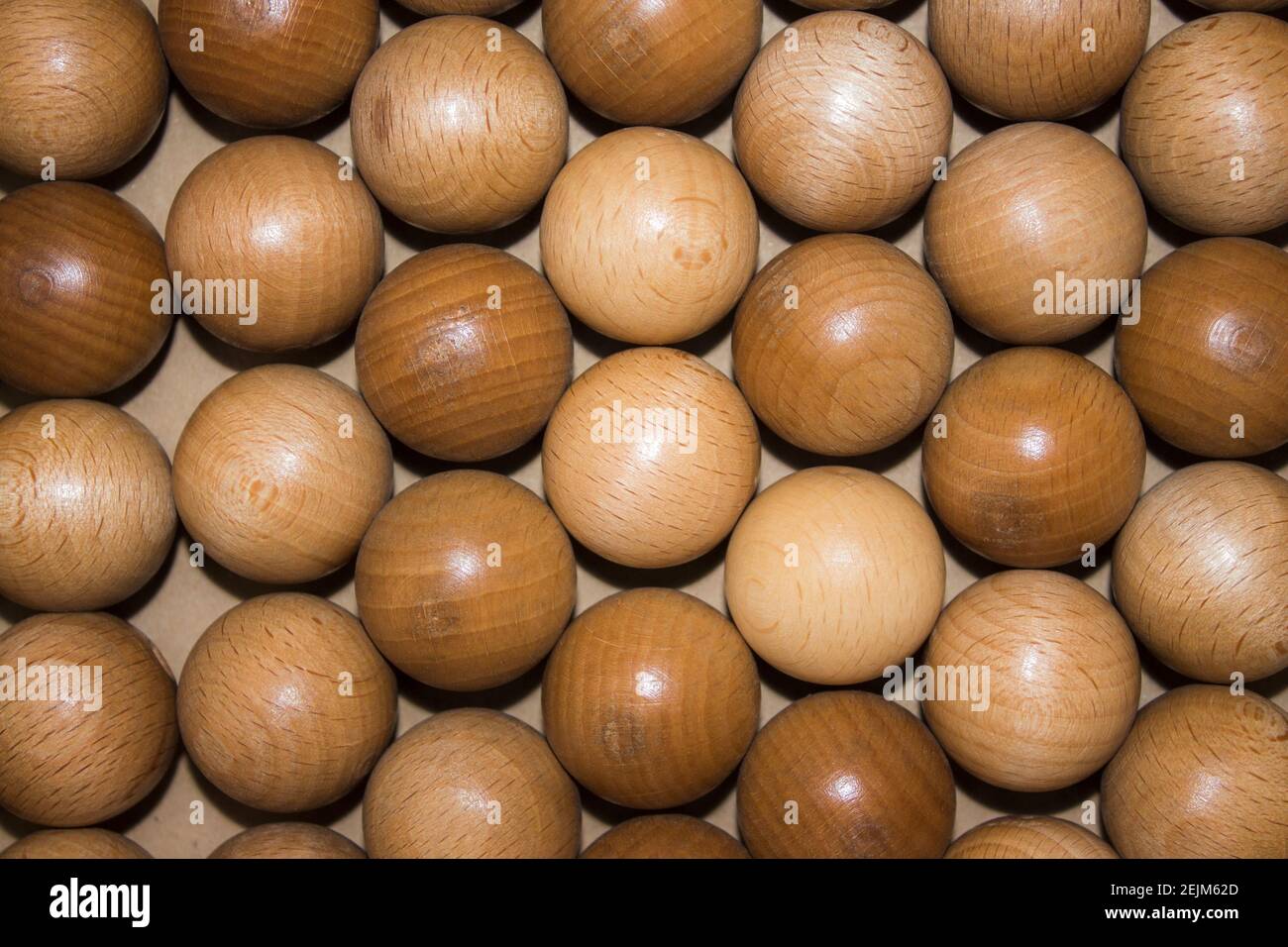 Griglia di partite di sfere di legno in una scatola di cartone Foto Stock