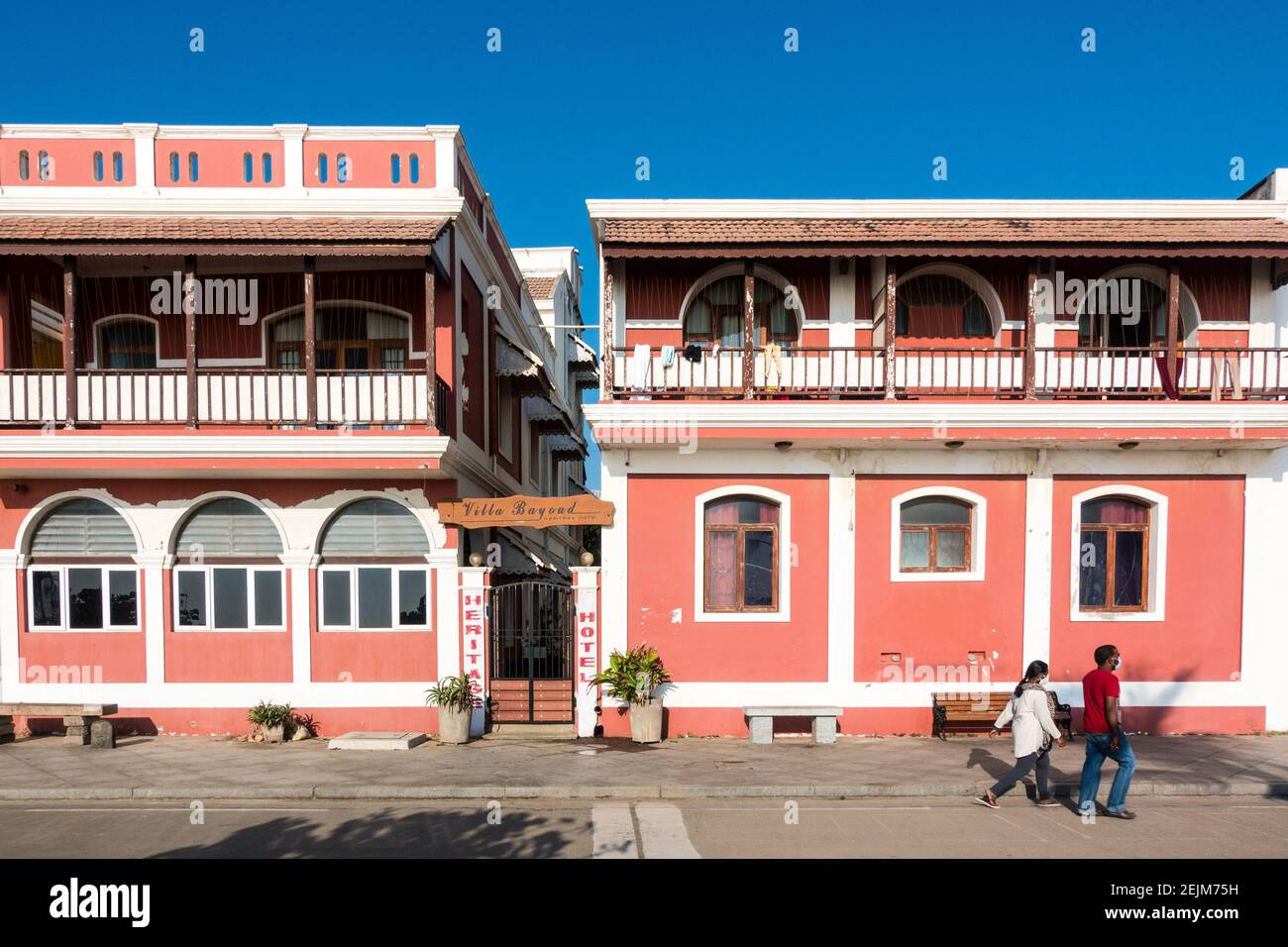 Edifici Pondicherry con dipinti dai colori luminosi sul lato del mare passeggiata Foto Stock