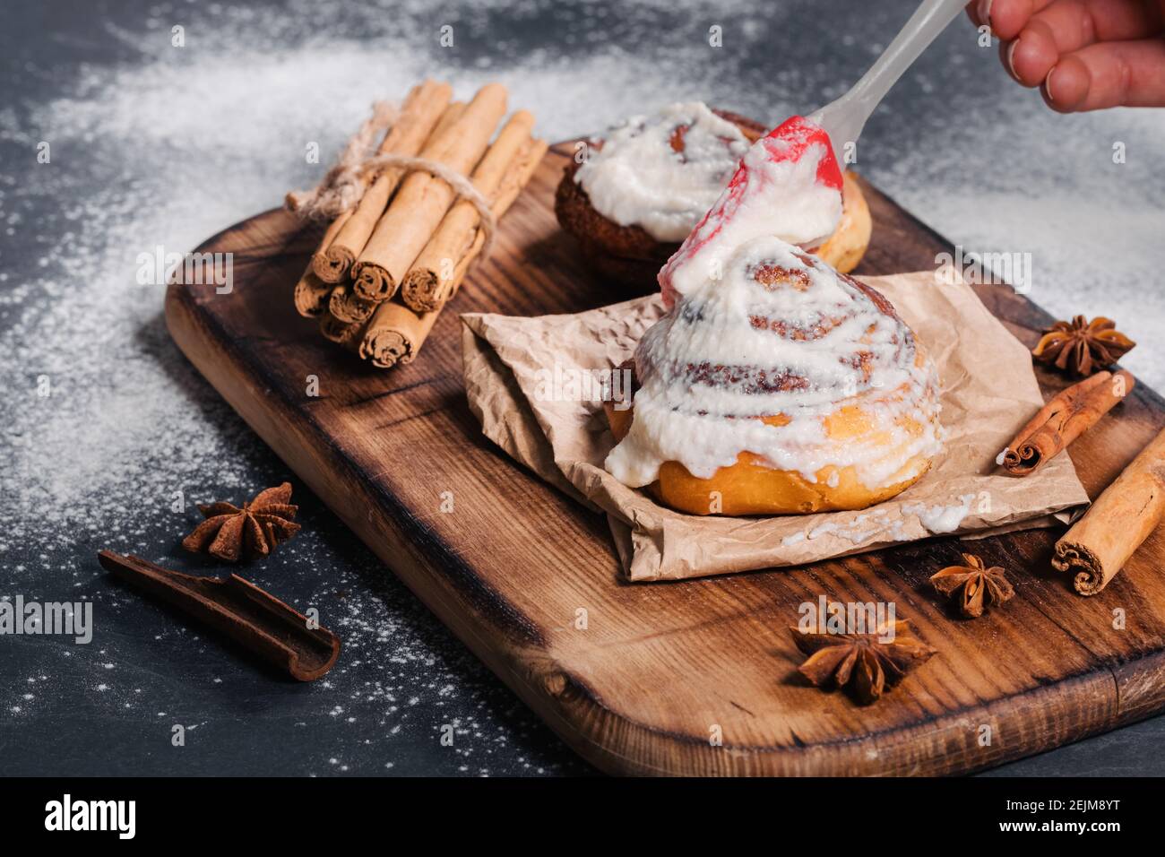 Cucina gustosi panini fatti in casa con cannella e glassa di formaggio dolce panificio Foto Stock