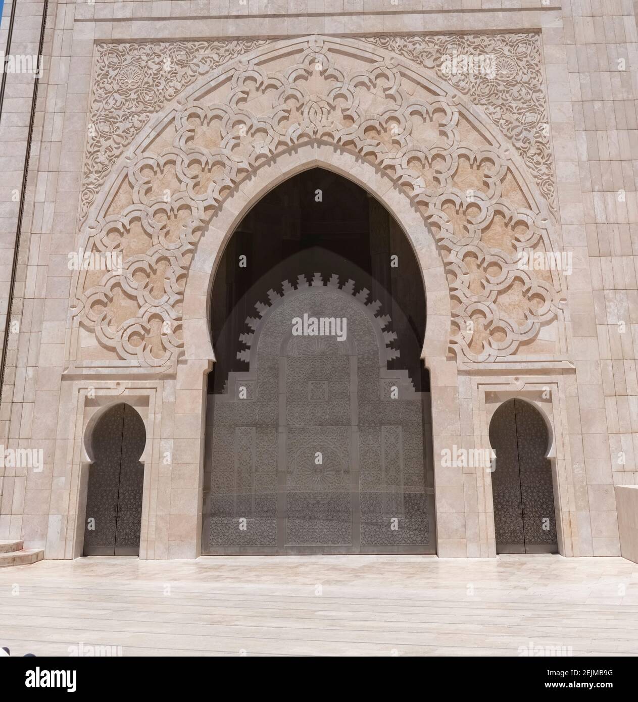 le massicce porte d'ingresso della moschea hassan ii a casablanca, morocco Foto Stock