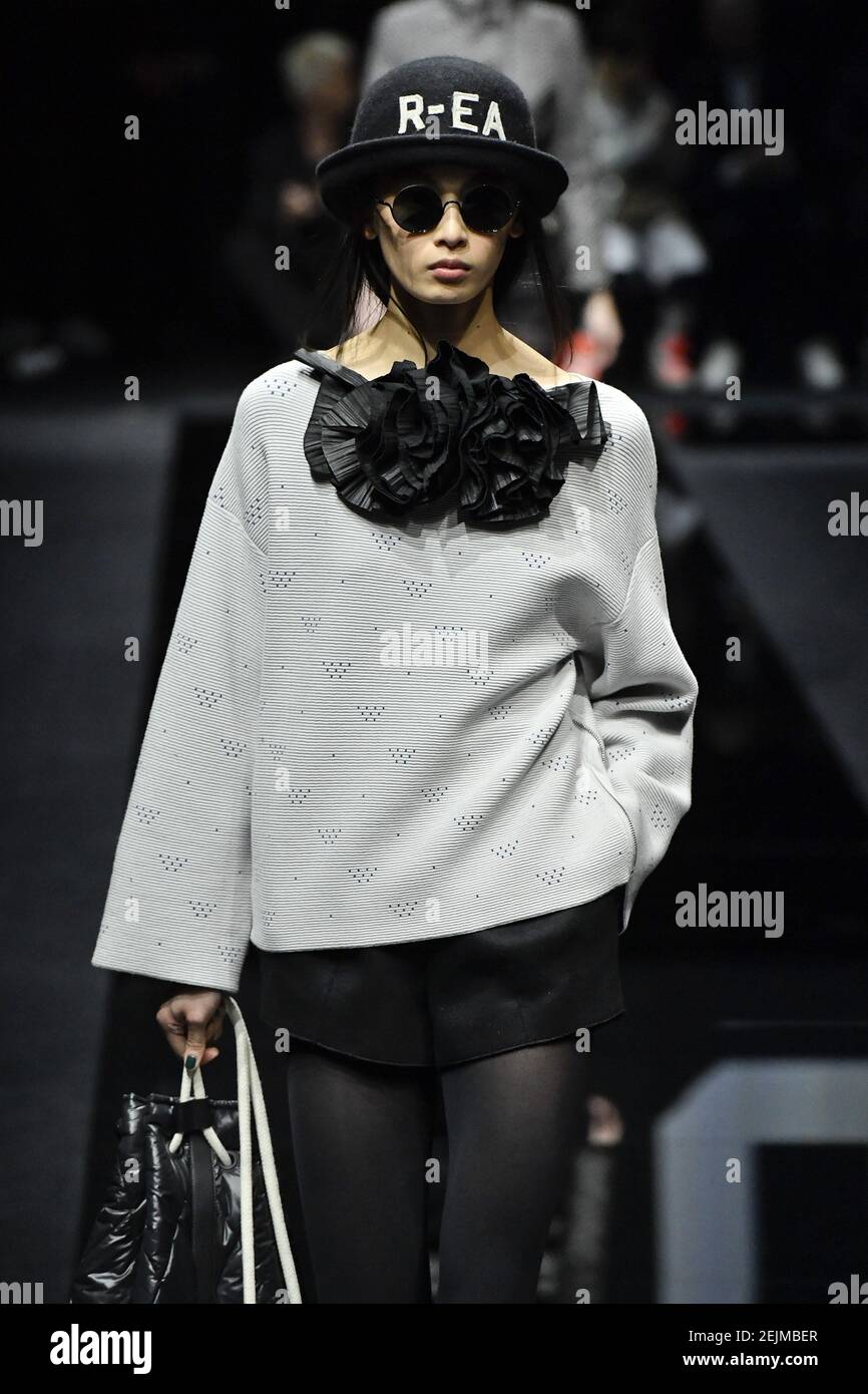 Model Walks on the Runway alla sfilata di moda Emporio Armani durante  L'Autunno / inverno 2020 /