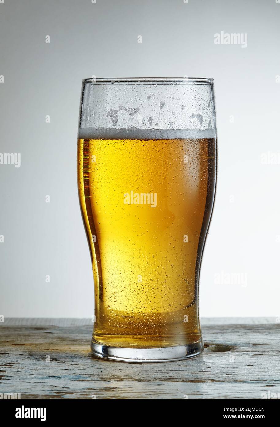 Birra. Birra artigianale leggera e fredda in un bicchiere. Primo piano con una pinta di birra Foto Stock