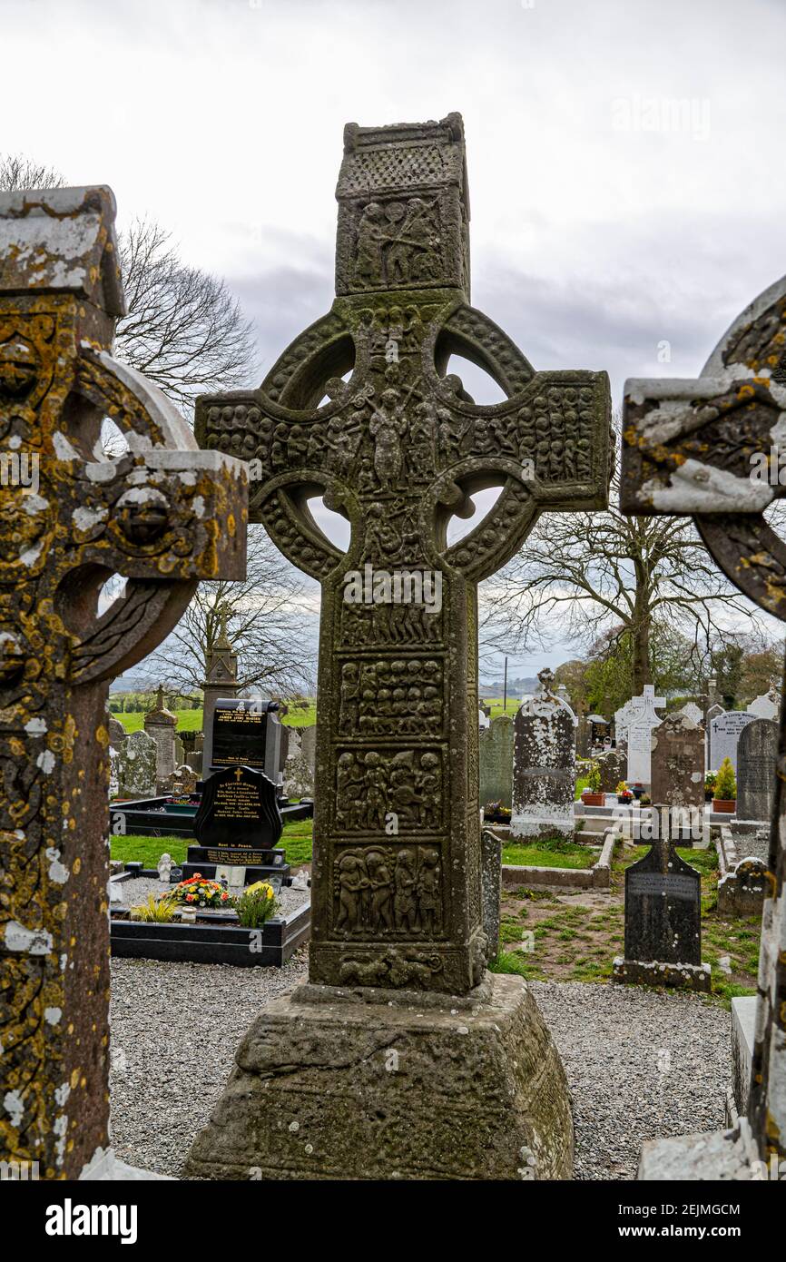 Tymullen, Irlanda. 4 maggio 2016. Monasterboice è vicino a Drogheda, ed è stato fondato nel 5 ° secolo da San Bhuithi. Foto Stock