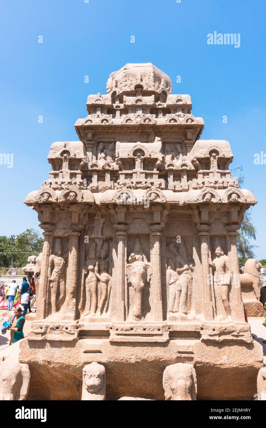 Architettura monolitica indiana scavata nella roccia chiamata Arjuna Ratha al complesso Pancha ratha a Mahabalipuram, Tamil Nadu, India Foto Stock