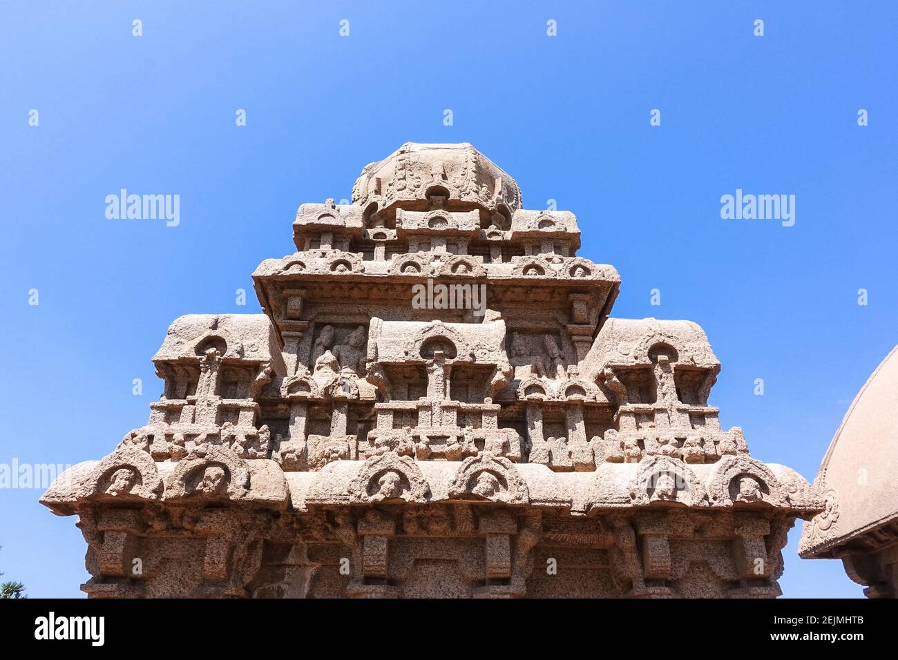 Architettura monolitica indiana scavata nella roccia chiamata Arjuna Ratha al complesso Pancha ratha a Mahabalipuram, Tamil Nadu, India Foto Stock