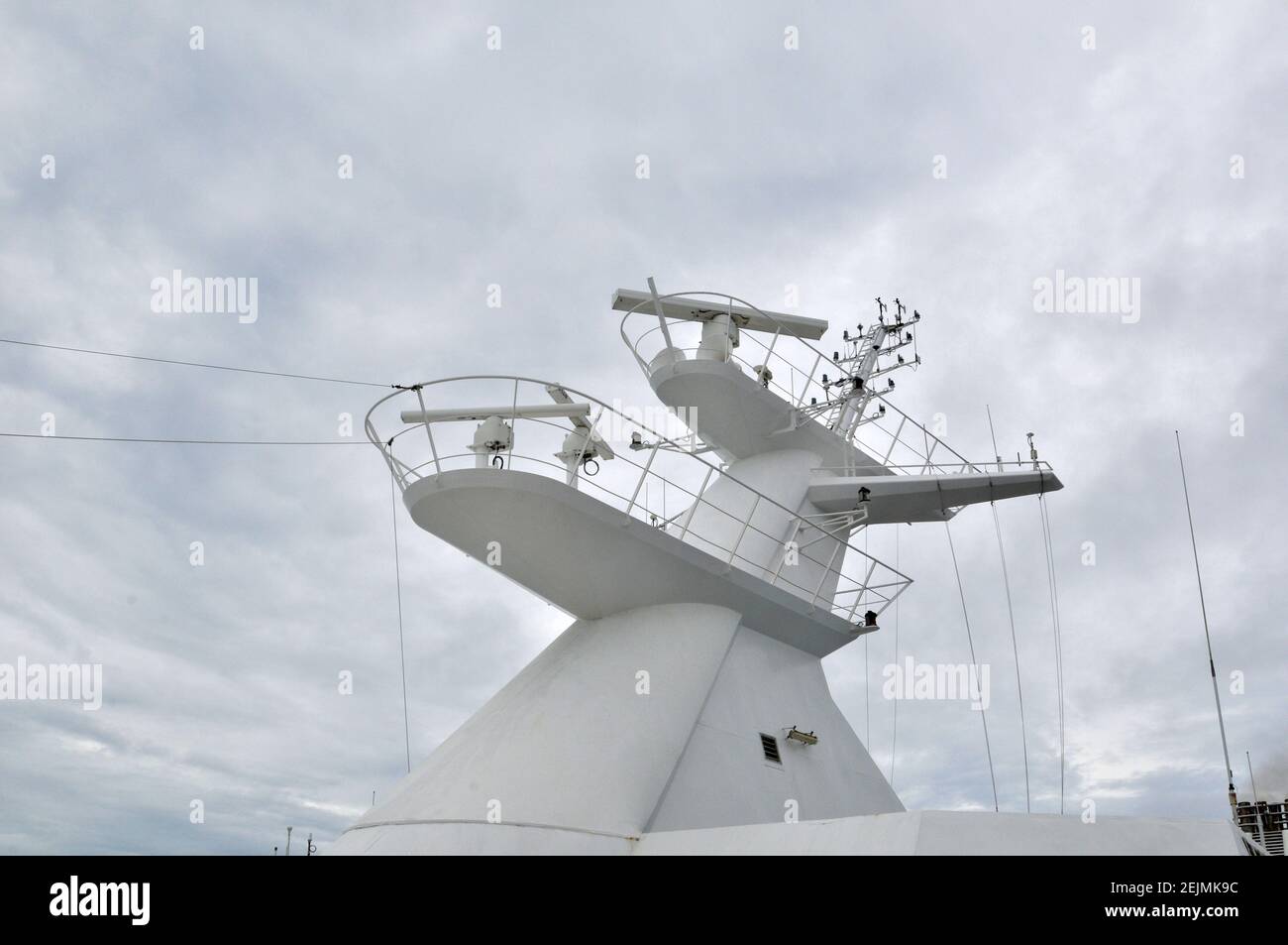 Antenne radar su una nave da crociera durante una giornata nuvolosa Foto Stock