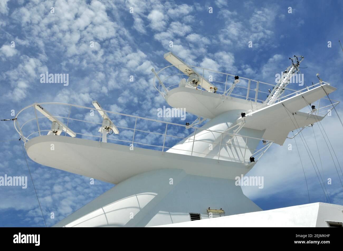Antenne radar su una nave da crociera durante una giornata di sole con nuvole sparse Foto Stock