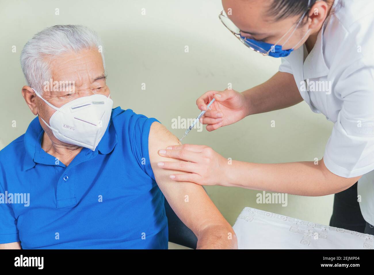 vista ravvicinata del processo di vaccinazione negli anziani Foto Stock