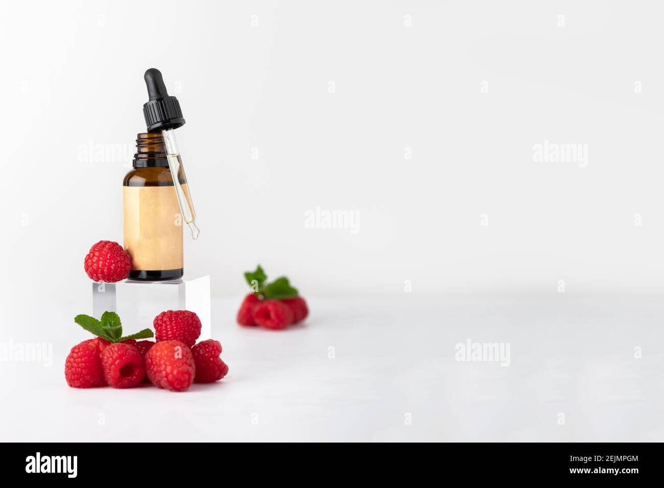Olio di semi di lampone rosso, aromaterapia, olio base per massaggi Foto Stock