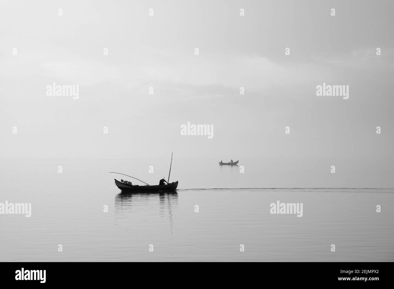 Retroilluminata Ria de Aveiro barche da pesca tradizionali durante la fatica, Portogallo Foto Stock